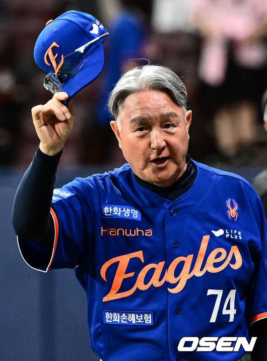 [OSEN=고척, 조은정 기자]프로야구 한화 이글스가 6연패 이후 3연승으로 반등하며 1위 싸움을 이어갔다.&nbsp;한화는 26일 서울 고척스카이돔에서 열린 2025 신한 SOL Bank KBO리그 키움 히어로즈와의 원정경기를 3–1로 승리했다.&nbsp;한화 김경문 감독이 승리를 기뻐하고 있다. 2025.08.26 /cej@osen.co.kr