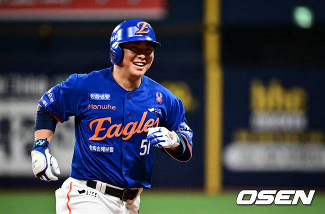 [OSEN=고척, 조은정 기자]26일 오후 서울 고척스카이돔에서 ‘2025 신한 SOL Bank KBO리그’ 키움 히어로즈와 한화 이글스의 경기가 열렸다.키움은 알칸타라, 한화는 류현진을 선발로 내세웠다.9회초 한화 선두타자 문현빈이 역전 솔로 홈런을 날린 뒤 베이스를 돌고 있다. 2025.08.26 /cej@osen.co.kr