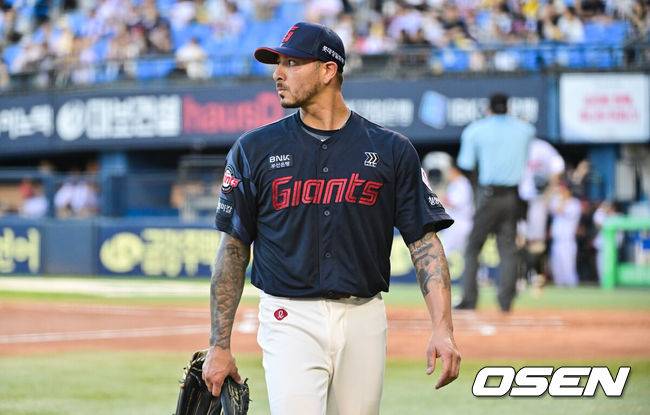 [OSEN=잠실, 박준형 기자] 19일 오후 서울 잠실구장에서 ‘2025 신한 SOL BANK KBO리그’ LG 트윈스와 롯데 자이언츠의 경기가 진행됐다.이날 LG는 톨허스트를, 롯데는 벨라스케즈를 선발투수로 내세웠다.1회말 실점 위기를 넘긴 롯데 선발투수 벨라스케즈가 더그아웃으로 들어가고 있다.  2025.08.19 / soul1014@osen.co.kr