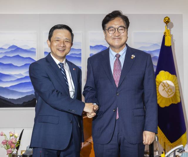 ▲우원식 국회의장(오른쪽)이 지난 20일 국회에서 다이빙 주한중국대사를 면담하기 전 악수하고 있다. ⓒ연합뉴스