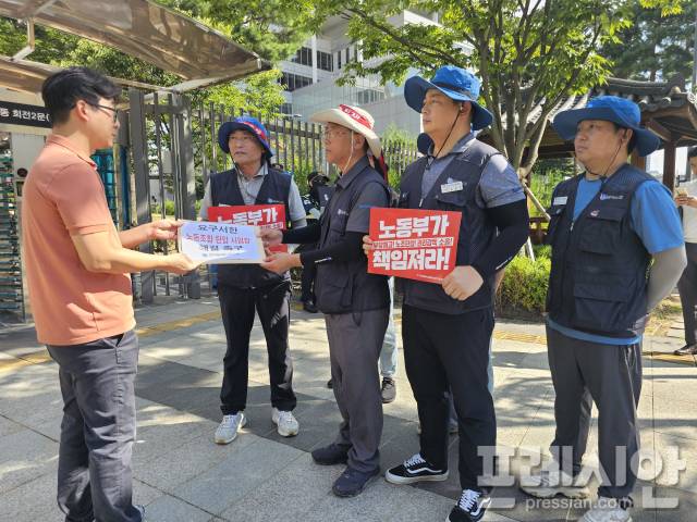 ▲27일 정준현 전국금속노조 광주전남지부장이 고용노동부 관계자에게 '노동조합 탄압 사업장 해결 촉구' 서한을 전달하고 있다ⓒ금속노조 광주전남지부