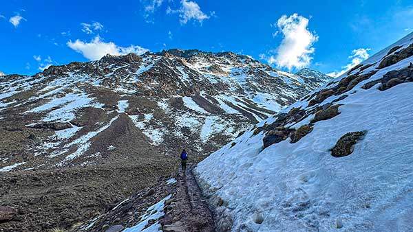 투브칼산장이 가까워질수록 눈 구간이 늘어나고, 날씨도 급격히 추워졌다.