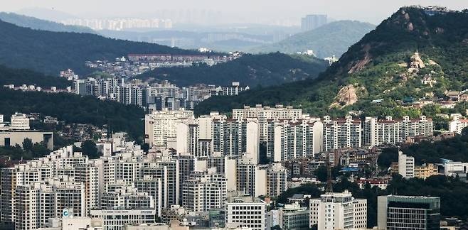 서울 중구 남산에서 서울시내 아파트가 보이고 있다. 뉴시스
