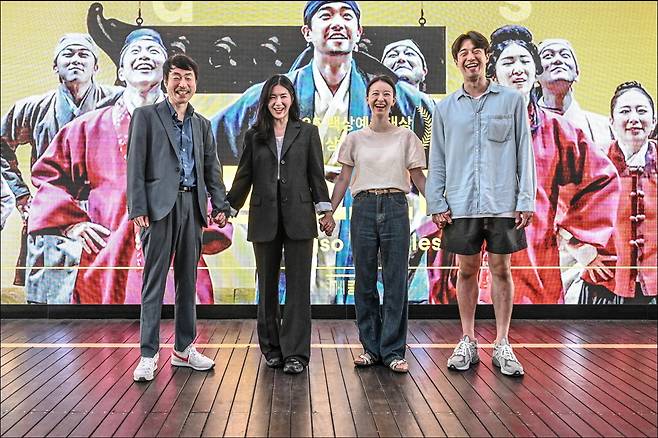 연극 ‘퉁소소리’의 연출·극작 고선웅 서울시극단장(왼쪽부터)과 출연진 최나라, 정새별, 박영민 배우. 세종문화회관 제공