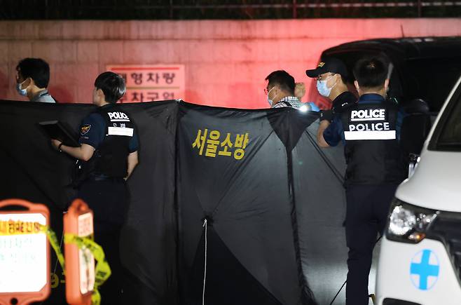 지난 26일 밤 서울 강서구의 한 주상복합건물에서 모녀 3명이 추락하는 사고가 발생해 사고 현장을 경찰 등 관계자들이 수습하고 있다. 경찰과 소방에 따르면 지난 26일 오후 9시 27분쯤 강서구 염창동의 12층짜리 주상복합건물에서 20대 추정 여성 2명과 40대 추정 여성 1명이 추락해 3명 모두 숨졌다. 뉴스1