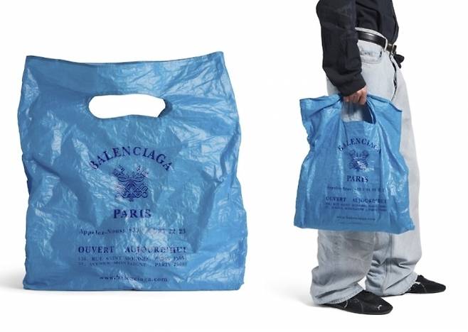 발렌시아가가 2025년 겨울 시즌 컬렉션으로 선보인 ‘마르쉐 패커블 토트백’ 제품. 발렌시아가 홈페이지 캡처