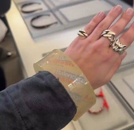 투명 테이프 모양의 프랑스 명품 발렌시아가 팔찌. 틱톡 캡처