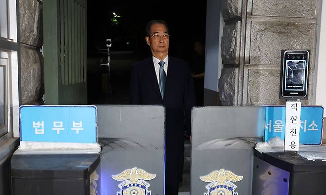 내란 우두머리 방조와 위증 등 혐의를 받는 한덕수 전 국무총리가 27일 구속영장이 기각되자 경기 의왕시 서울구치소를 나서고 있다. 의왕=연합뉴스