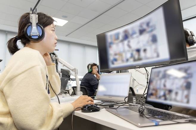삼성, 2025년 하반기 공채 실시 - 삼성은 우수 인재를 확보하고 청년들에게 양질의 취업 기회를 제공하기 위해 오는 27일부터 올해 하반기 공채를 실시할 계획이라고 26일 밝혔다. 사진은 지난 4월 19일 삼성전자 인재개발원에서 삼성전자 감독관이 상반기 삼성직무적성검사 응시자를 대상으로 예비 소집을 진행하는 모습. 2025.8.26 삼성 제공