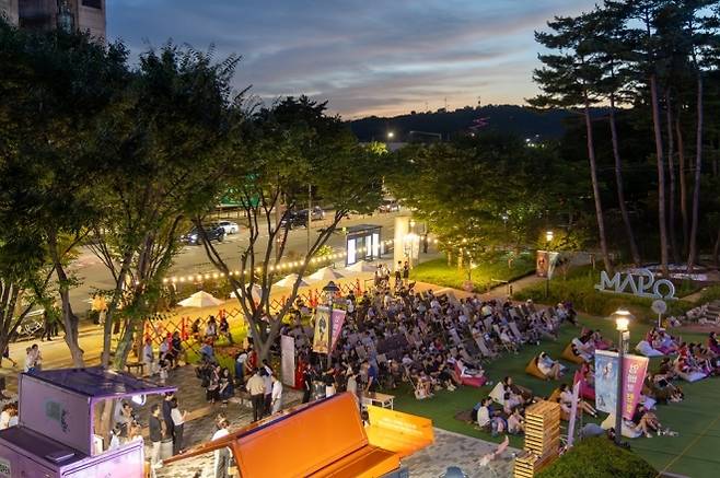 지난 26일 서울 마포구청 앞 광장에서 열린 엄빠랑 영화 광장 행사에서 시민들이 영화를 보고 있다. 마포구 제공