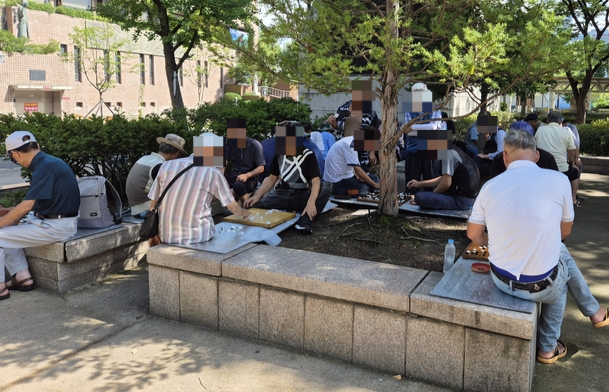 27일 오후 서울 종로구 종묘광장공원에서 시민들이 나무 그늘에 앉아 바둑·장기를 두고 있다. 반영윤 기자