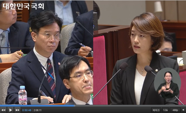 김영훈 고용노동부 장관이 26일 국회 예결위 전체회의에서 고민정 더불어민주당 의원의 질문을 듣고 있다. 국회 의사중계시스템 화면 캡처