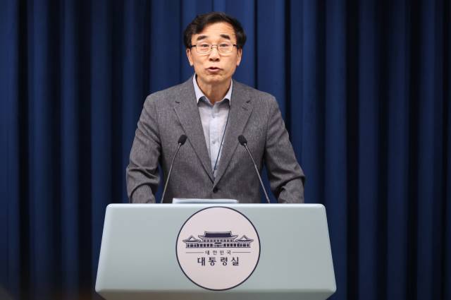 전성환 경청통합수석비서관이 22일 용산 대통령실에서 공공갈등조정비서관 등 채용 관련 브리핑을 하고 있다. 연합뉴스