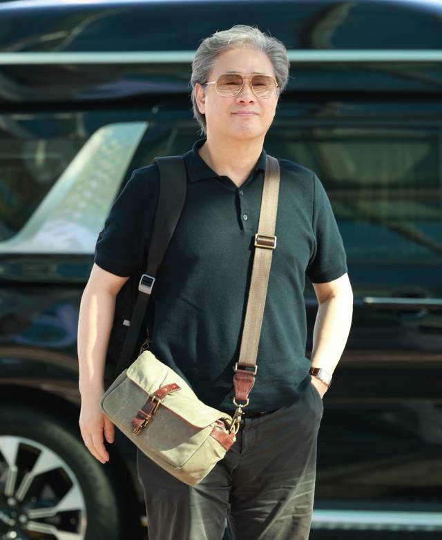 박찬욱 감독이 베네치아영화제 참석을 위해 27일 인천국제공항을 통해 출국하고 있다. 뉴스1