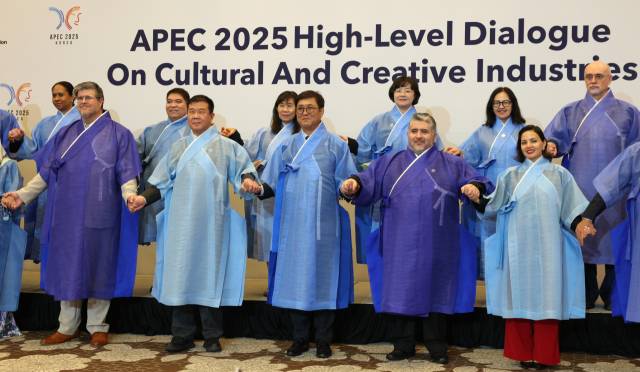 최휘영 문화체육관광부 장관이 27일 경주에서 열린 ‘2025 APEC 문화산업고위급대화’에서 각국 대표들과 한복 두루마기를 입고 기념 촬영을 하고 있다. 사진 제공=문체부