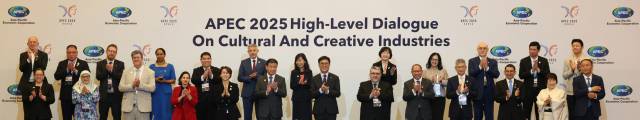 최휘영 문화체육관광부 장관이 27일 경주에서 열린 ‘2025 APEC 문화산업 고위급대화’ 개회식에서 각국 대표들과 기념 촬영을 하고 있다. 사진 제공=문체부