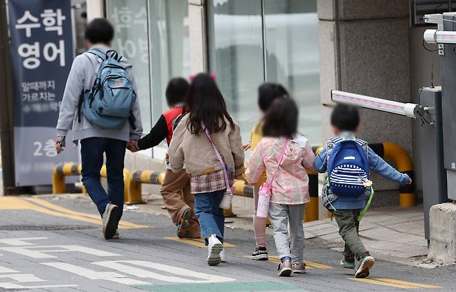 서울 시내의 한 유치원 인근에서 어린이들이 산책을 하고 있다. ⓒ연합뉴스