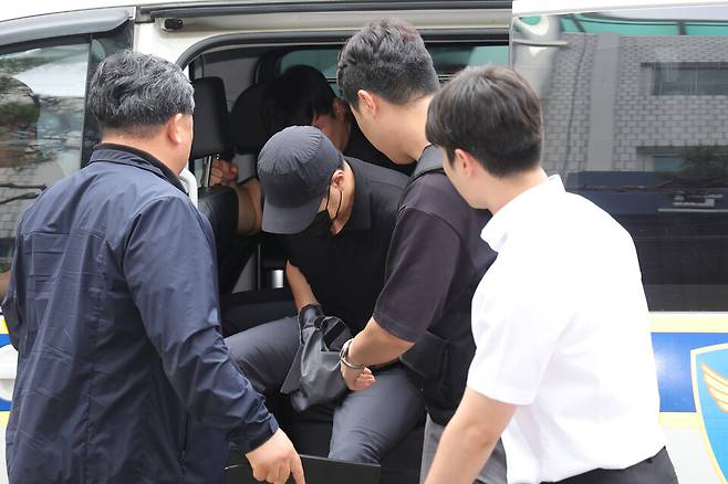 강도상해 혐의로 구속영장이 청구된 A씨가 구속 전 피의자 심문 출석을 위해 7월30일 경기 의정부지방법원으로 호송되고 있다. ⓒ연합뉴스