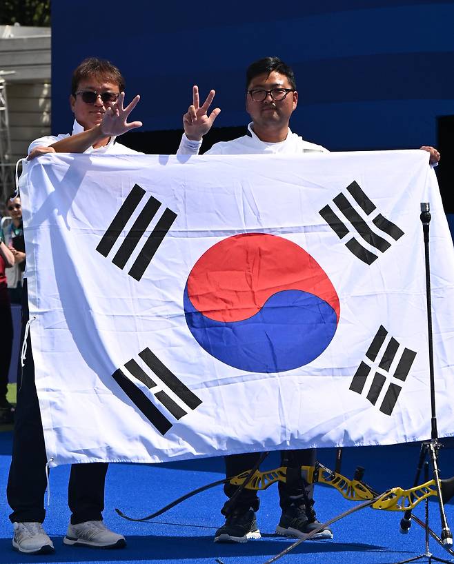 박성수 감독(왼쪽)이 2024년 8월4일 파리올림픽 양궁 남자 개인 결승에서 김우진이 금메달을 딴 다음 세리머니를 하고 있다.  파리=올림픽사진공동취재단