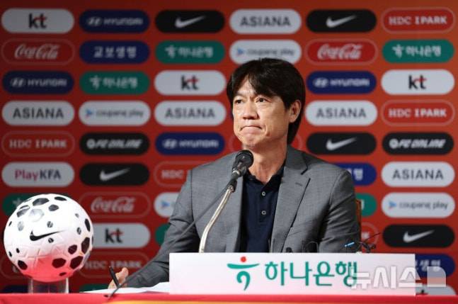 홍명보 축구대표팀 감독이 지난 25일 서울 종로구 축구회관에서 2026 국제축구연맹(FIFA) 북중미 월드컵을 대비한 9월 A매치 명단을 발표를 마친 뒤 취재진의 질문에 답하고 있다. /사진=뉴시스