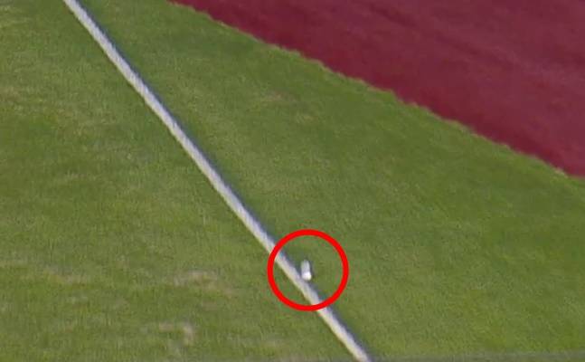 26일 잠실 삼성-두산전 6회초 오명진의 타구. 빨간 원 안의 공이 파울라인 근처에 떨어진 모습이다. /사진=KBO 비디오판독센터 홈페이지 갈무리