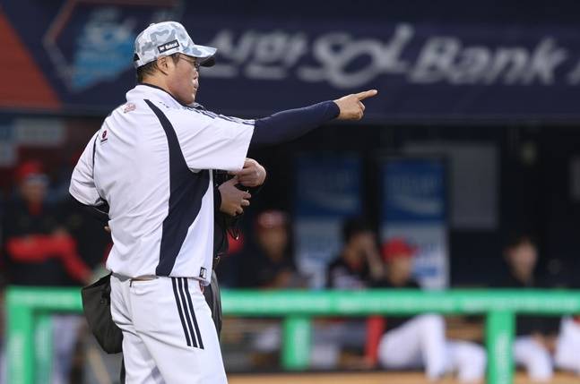 두산 조성환 감독대행의 항의 모습. /사진=두산 베어스 제공