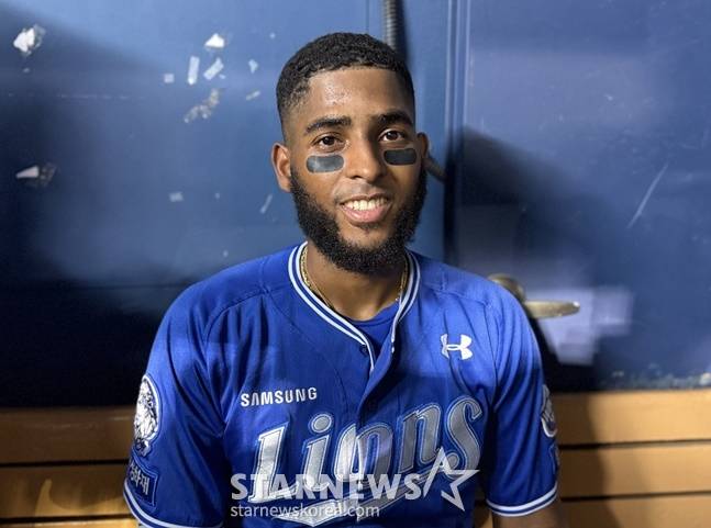 삼성 르윈 디아즈가 26일 잠실 두산전 승리 후 취재진과 인터뷰를 하고 있다. /사진=양정웅 기자