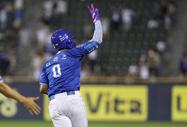 삼성 디아즈가 26일 잠실 두산전에서 7회초 투런 홈런을 터트리고 그라운드를 돌고 있다. /사진=삼성 라이온즈 제공