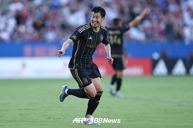 로스앤젤레스(LA)FC 손흥민이 24일 미국 텍사스주 댈러스의 도요타 스타디움에서 열린 FC댈러스와의 2025 미국 프로축구 메이저리그사커(MLS) 28라운드에서 골을 터뜨린 뒤 기뻐하고 있다. /AFPBBNews=뉴스1