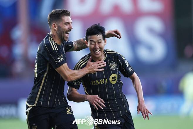 로스앤젤레스(LA)FC 손흥민이 24일 미국 텍사스주 댈러스의 도요타 스타디움에서 열린 FC댈러스와의 2025 미국 프로축구 메이저리그사커(MLS) 28라운드에서 골을 터뜨린 뒤 기뻐하고 있다. /AFPBBNews=뉴스1