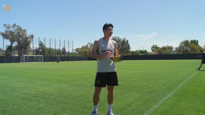 LA FC가 공식 유튜브 채널을 통해 공개한 손흥민의 시구 연습 모습. 사진 LAFC 공식 유튜브 계정 갈무리