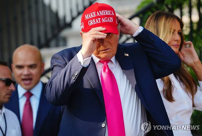 마가('MAGA'·미국을 다시 위대하게) 모자 쓰는 미국 트럼프 대통령 [EPA 연합뉴스 자료사진. 재판매 및 DB 금지]
