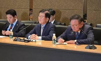 중국 특사단장 박병석 전 국회의장(가운데) 李대통령 中특사 단장인 박병석 전 국회의장이 26일 베이징 주중 한국 대사관에서 특파원단과 간담회를 하는 모습. 2025.8.26 [베이징특파원 공동취재단 제공]