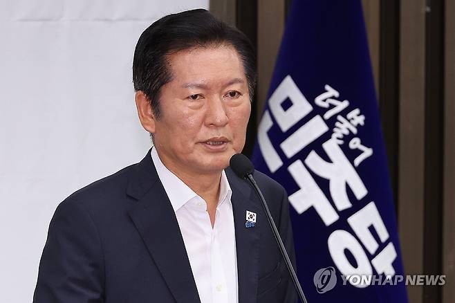 발언하는 민주당 정청래 대표 (서울=연합뉴스) 김주성 기자 = 더불어민주당 정청래 대표가 24일 서울 여의도 국회에서 열린 의원총회에서 발언하고 있다. 2025.8.24 utzza@yna.co.kr