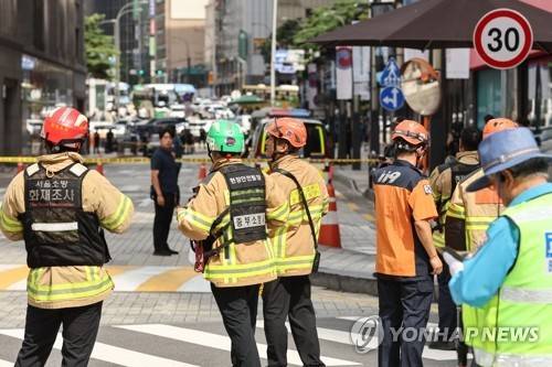 명동 신세계백화점 폭파 협박글에 소방 대원 출동 8월 5일 서울 중구 명동 신세계백화점 본점에 폭발물을 설치했다는 협박 글이 인터넷 커뮤니티에 올라와 소방 대원들이 출동해 있다.[연합뉴스 자료사진]