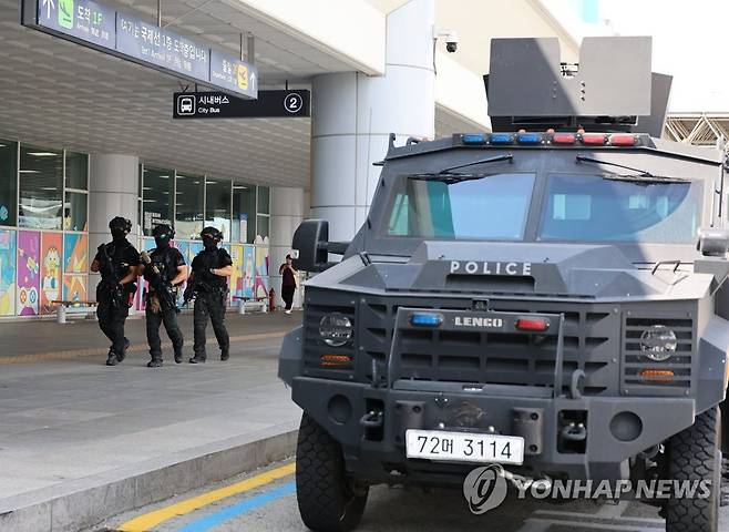 폭탄테러 예고에 공항에도 장갑차 2023년 8월 7일 오후 부산 김해국제공항에 부산경찰청 경찰특공대 장갑차가 대기하고 있다. 이날 오전 온라인에는 김해공항에서 살인을 저지르고 공항을 폭발시키겠다는 글이 올라와 경찰이 대응에 나섰다. [연합뉴스 자료사진]