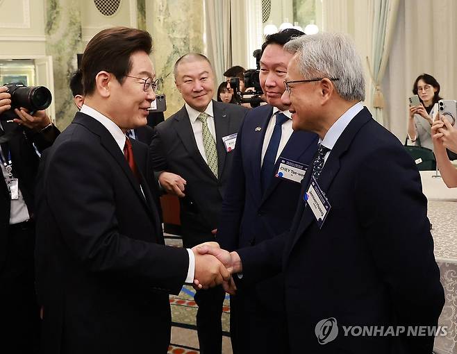 이재명 대통령, 젠슨 황 엔비디아 최고경영자와 악수 (워싱턴=연합뉴스) 홍해인 기자 = 이재명 대통령이 25일(현지시간) 미국 워싱턴DC 윌라드 호텔에서 열린 한미 비즈니스 라운드 테이블에서 젠슨 황 엔비디아 최고경영자와 악수하고 있다. 2025.8.26 hihong@yna.co.kr