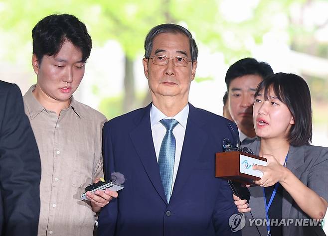 내란 방조 혐의 한덕수 전 총리, 구속 전 피의자 심문 출석 (서울=연합뉴스) 김도훈 기자 = 윤석열 전 대통령의 내란 행위 방조 혐의를 받는 한덕수 전 국무총리가 27일 구속 전 피의자 심문(영장실질심사)을 위해 서울 서초구 서울중앙지법에 출석하고 있다. 2025.8.27 superdoo82@yna.co.kr