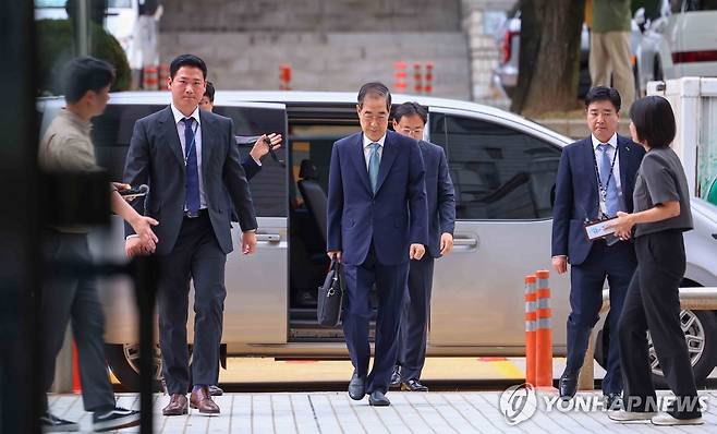 구속 전 피의자 심문 출석하는 한덕수 전 총리 (서울=연합뉴스) 김도훈 기자 = 윤석열 전 대통령의 내란 행위 방조 혐의를 받는 한덕수 전 국무총리가 27일 구속 전 피의자 심문(영장실질심사)을 위해 서울 서초구 서울중앙지법에 출석하고 있다. 2025.8.27 superdoo82@yna.co.kr