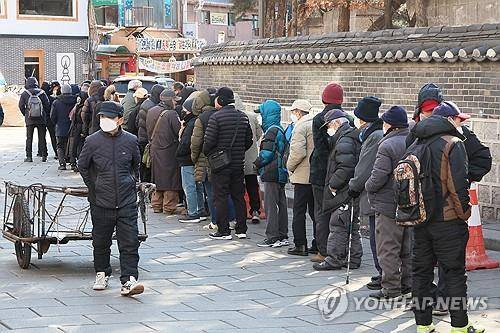 노인 10명 중 4명 빈곤층 '2년 연속 악화' (서울=연합뉴스) 이정훈 기자 = 노인빈곤율이 2년 연속 악화된 것으로 나타난 3일 서울 종로구 탑골공원 원각사 노인무료급식소 앞에 어르신들이 점심식사를 위해 줄지어 서 있다.
    이날 보건복지부와 통계청의 e-나라지표 자료에 따르면 2023년 처분가능소득(가처분소득) 기준 65세 이상 노인 인구의 '상대적 빈곤율'(노인빈곤율)은 38.2%였다. 이런 노인빈곤율은 우리나라 전체 상대적 빈곤율(14.9%)이나 근로연령인구(18∼65세)의 상대적 빈곤율 9.8%(남성 9.7%, 여성 10.0%)보다 월등히 높은 것이다. 2025.2.3  uwg806@yna.co.kr