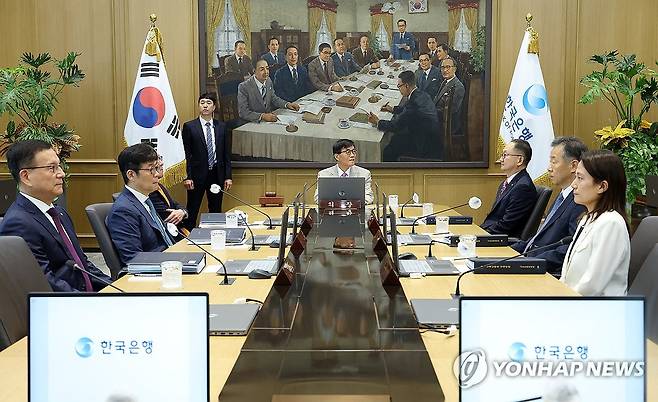 이창용 총재, 금통위 주재 (서울=연합뉴스) 이창용 한국은행 총재가 지난달 10일 서울 중구 한국은행에서 열린 금융통화위원회를 주재하고 있다. 2025.7.10 [사진공동취재단] photo@yna.co.kr