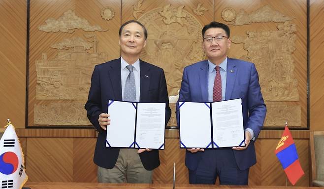 코이카, 몽골 재무부와 협의의사록 체결 코이카는 지난 25일 몽골 재무부와 관세청 선진화를 위한 협의의사록을 체결했다. 사진 좌측부터 장원삼 코이카 이사장, 볼드 자브흘란 재무부 장관. [코이카 제공. 재판매 및 DB 금지]