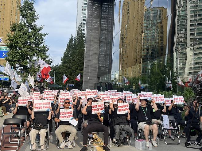 네이버노조 2차 집회 (서울=연합뉴스) 오지은 기자 = 네이버 노조가 27일 경기 성남 그린팩토리 앞에서 임금교섭과 단체교섭을 촉구하는 2차 집회를 열었다. built@yna.co.kr