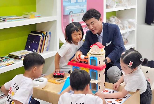 아이들과 함께 장난감을 즐기는 김진태 도지사 [강원도 제공.재판매 및 DB 금지]