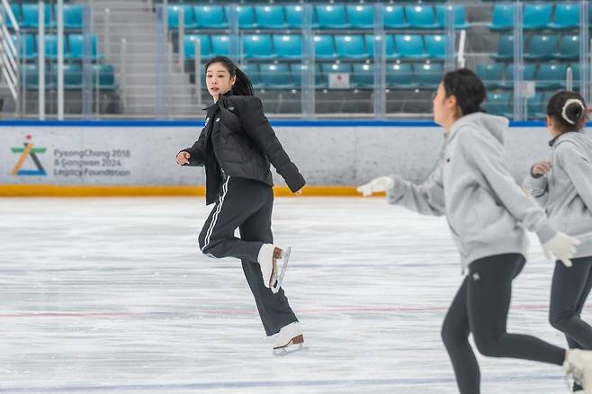 유망주 지도하는 김연아 김연아(왼쪽)가 27일 강원도 강릉하키센터에서 열린 플레이윈터 피겨스케이팅 아카데미에서 후배들을 지도하고 있다. [2018 평창기념재단 제공. 재배포 및 DB 금지]