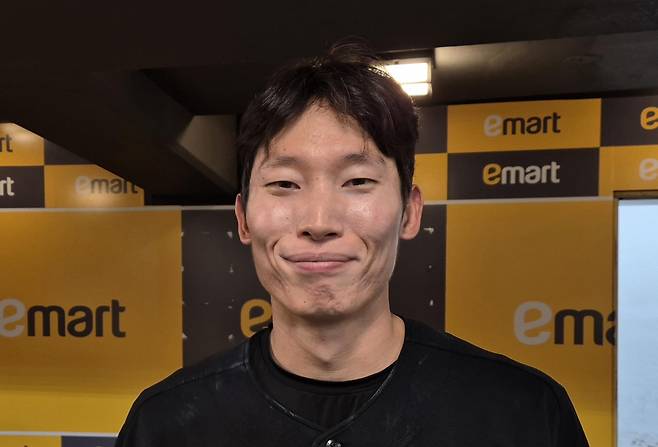 활짝 웃는 김호령 (인천=연합뉴스) 김경윤 기자 = KIA 타이거즈 김호령이 27일 인천SSG랜더스필드에서 열린 2025 프로야구 SSG 랜더스와 방문 경기를 마친 뒤 인터뷰하고 있다. 2025.8.27. cycle@yna.co.kr