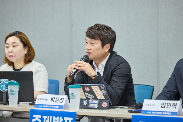 박문성 축구해설위원이 28일 용인미르스타디움 인터뷰실에서 연 2025 경기도 정책토론회 ‘시민축구단 추진 쟁점과 향후 전망 : 용인을 중심으로’에서 주제발표를 하고 있다. 2025.8.28 /경기도의회 제공