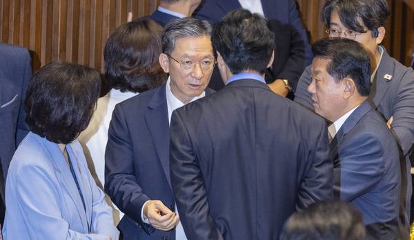 정성호 법무부 장관이 21일 서울 여의도 국회 본회의에 출석해 동료 의원들과 대화하고 있다. 2025.8.21 /연합뉴스