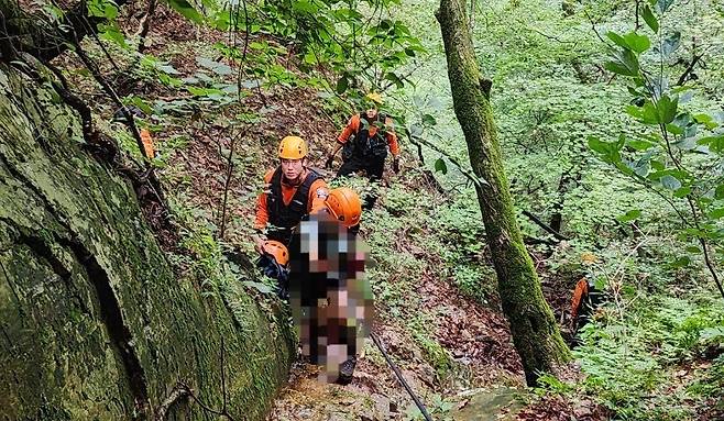 ▲ 동두천소방서 구조대원들이 소요산 절벽으로 추락한 여성 등산객을 구조하고 있다. /사진제공=동두천소방서