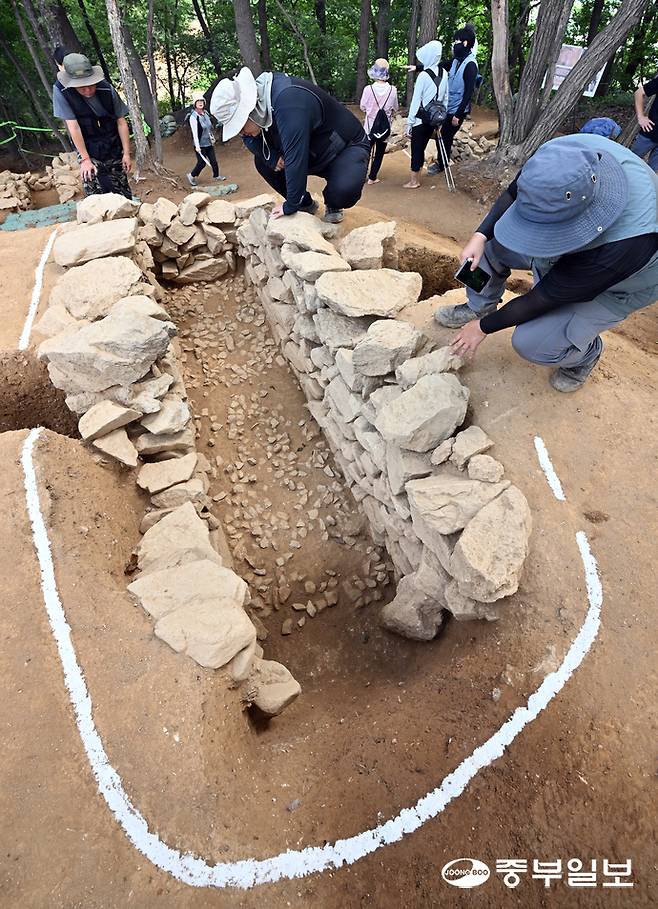 28일 오전 용인시 보라산에서 용인시와 (재)한국문화유산연구원이 함께 진행 중인 보라산 백제고분군 긴급발굴조사 현장이 시민들에게 공개돼 현장을 찾은 시민들이 발굴된 유물과 발굴현장을 둘러보고 있다. 보라산 백제고분군은 백제 전기 한성기에 조성된 무덤으로, 지난 2021년 단독주택 건설 과정에서 처음 발견됐다. 시와 연구원은 이후 정밀 지표조사를 통해 총 32기의 고분을 확인했으며, 이 가운데 훼손 위기에 놓인 2기에 대해 지난 7월부터 긴급 발굴에 착수했다. 김경민기자